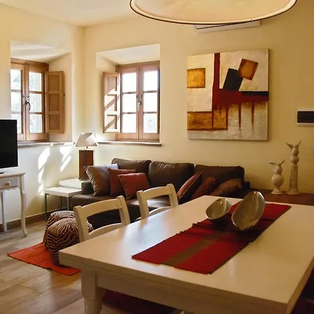 アパート La Libellula- Casale Panoramico Con Piscina In Versilia マッサローザ