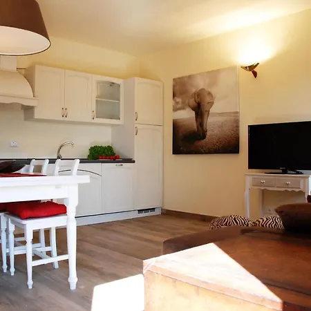 La Libellula- Casale Panoramico Con Piscina In Versilia アパート