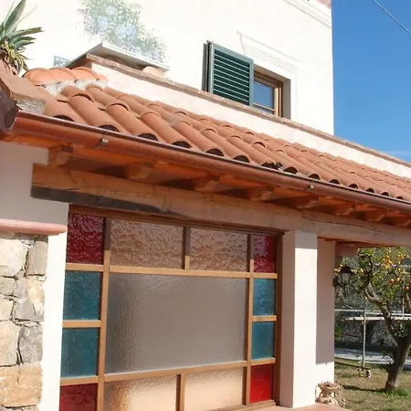 アパート La Libellula- Casale Panoramico Con Piscina In Versilia マッサローザ