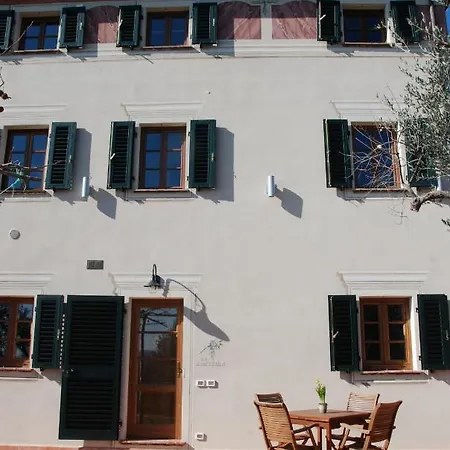 アパート La Libellula- Casale Panoramico Con Piscina In Versilia マッサローザ